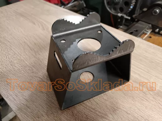 Кронштейн универсальный на трубу 15...51мм для камер с отверстием 32 